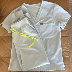 Figs Open Skies scrub set 
Catarina top SMALL
Zamora high waisted joggers MEDIUM
